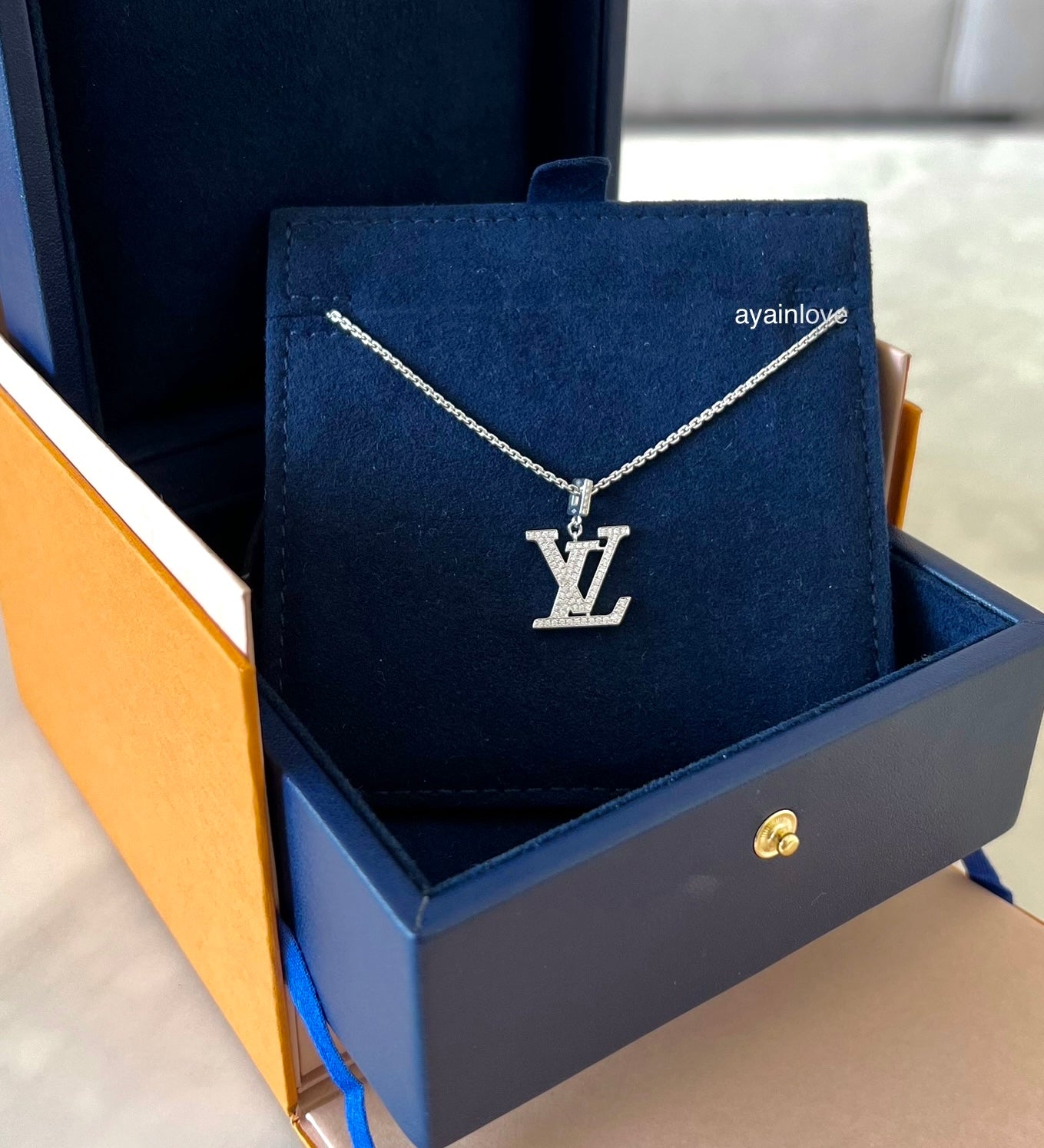 LOUIS VUITTON 18K White Gold Diamond Idylle Blossom LV Pendant