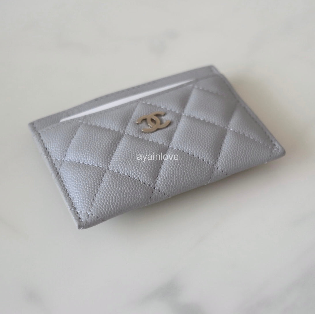 CHANEL 21A Dove Grey Caviar Flat Card Holder Light Gold Hardware