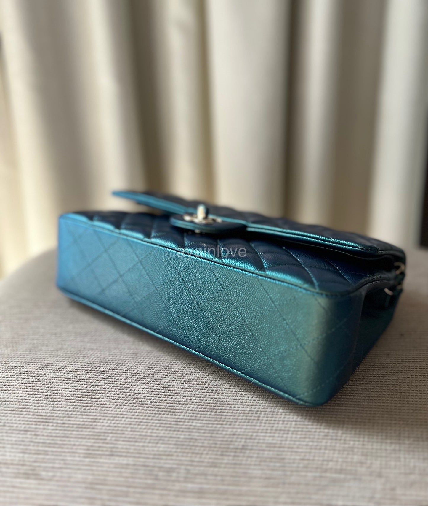 CHANEL 22P Iridescent Green Caviar Medium/Large Classic Flap Light Gold Hardware