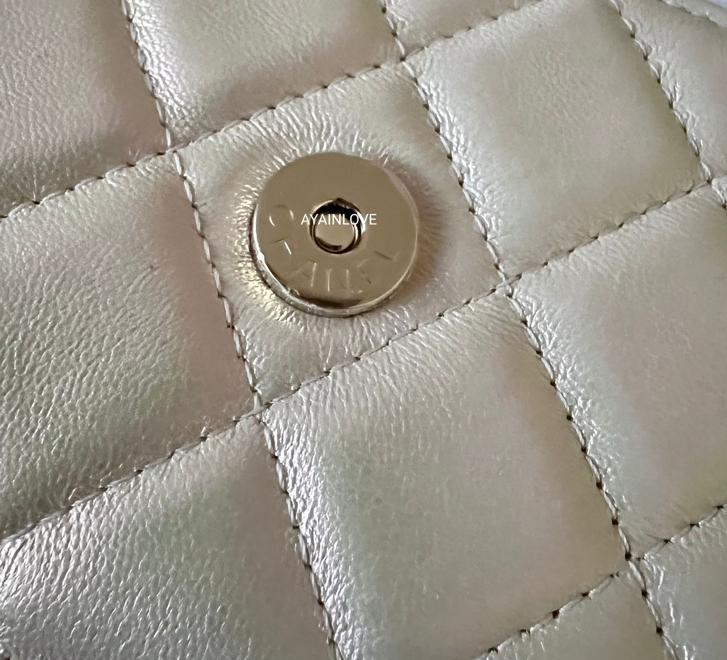 20B IRIDESCENT IVORY CLASSIC WALLET ON CHAIN LIGHT GOLD HARDWARE NEW