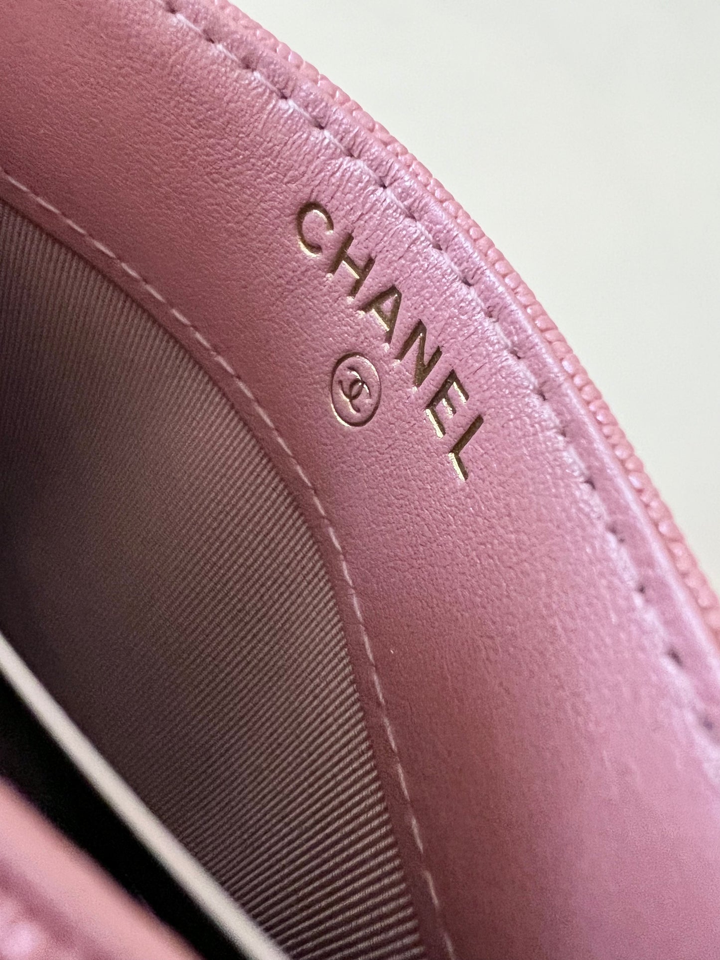 CHANEL 19S Iridescent Pink Caviar Flat Card Holder Light Gold Hardware