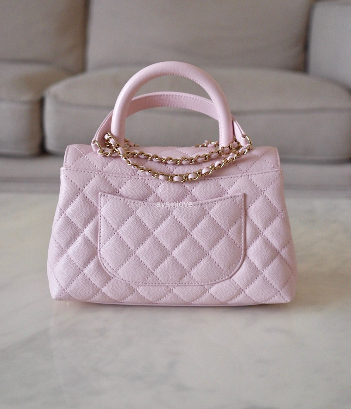 CHANEL 22P Pink Caviar Quilted Small Coco Handle 24 cm Light Gold