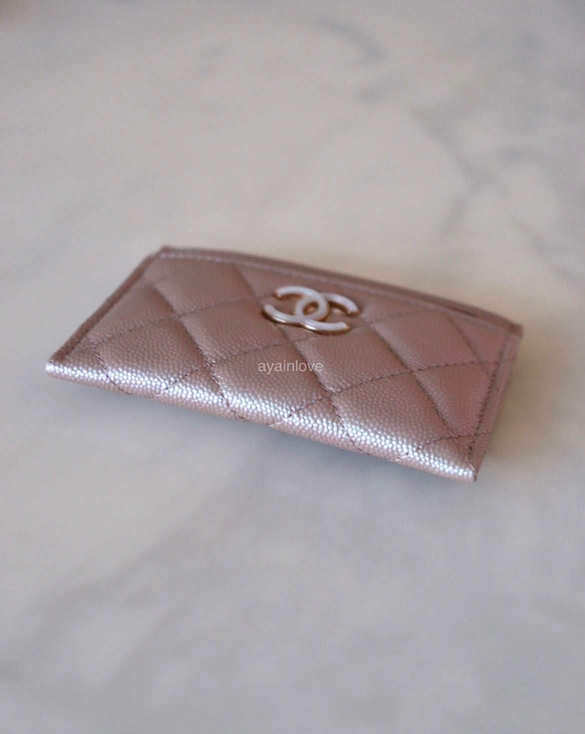 CHANEL 19S Iridescent Beige Oversized Pearly CC Flat Card Holder