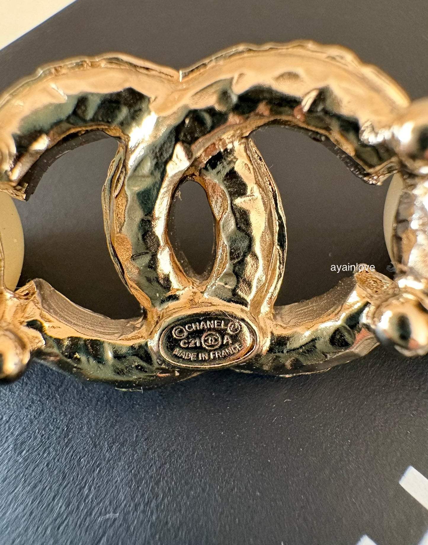 CHANEL 21A Hair Clip Pin Brooch Crystal Pearl CC Light Gold Hardware