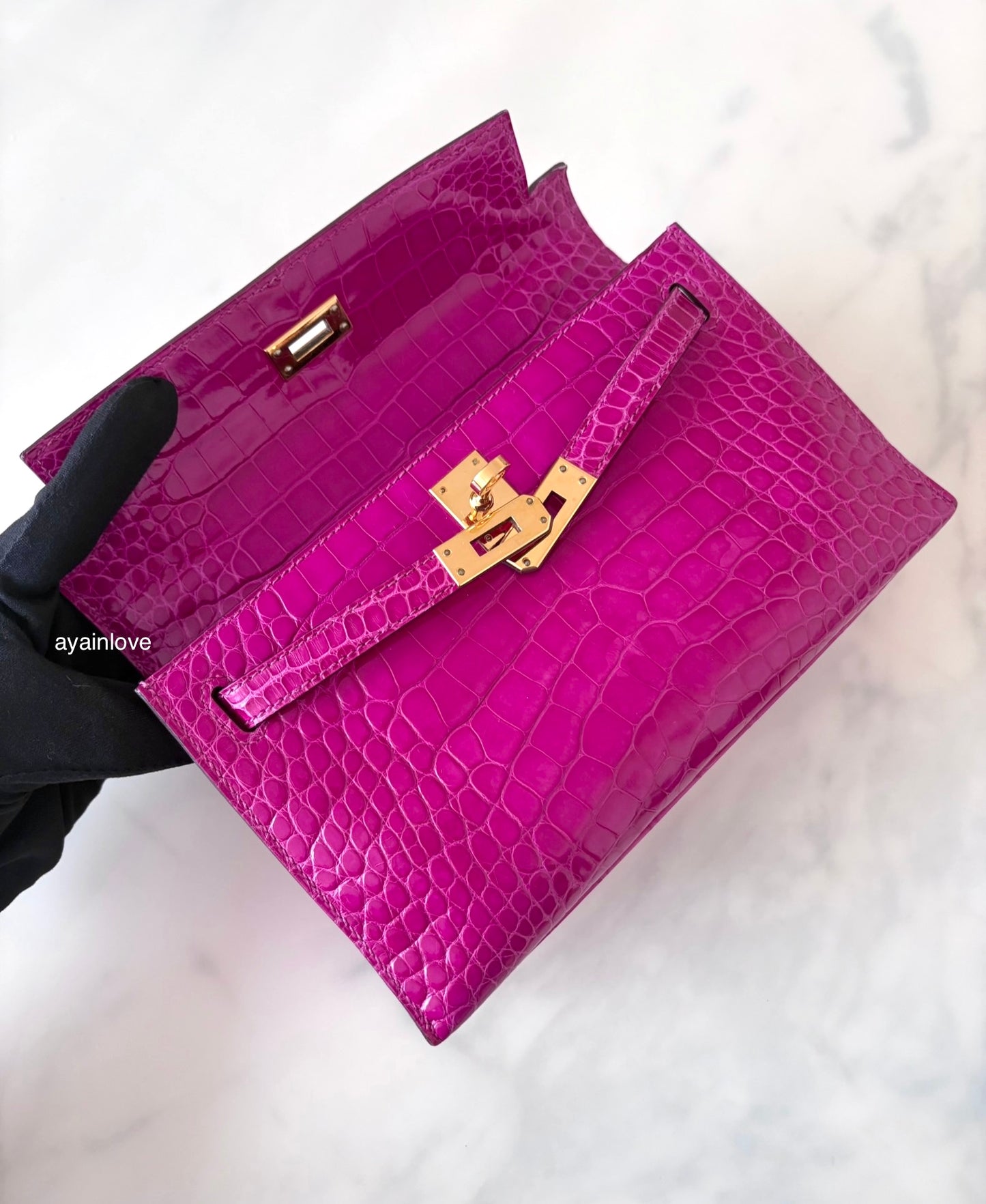 HERMES Kelly Pochette Rose Scheherazade Shiny Alligator Gold Hardware C Stamp