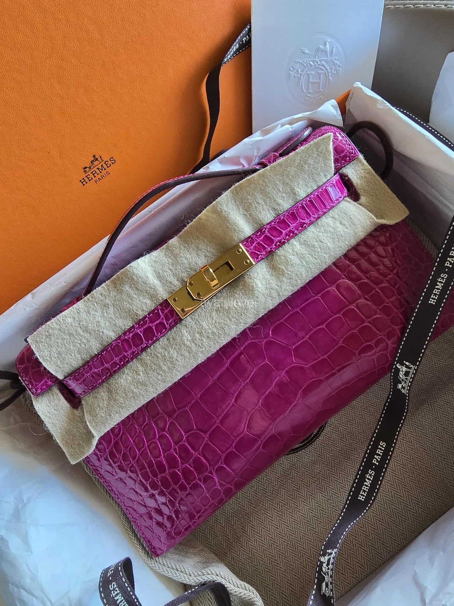 HERMES Kelly Pochette Rose Scheherazade Shiny Alligator Gold Hardware C Stamp