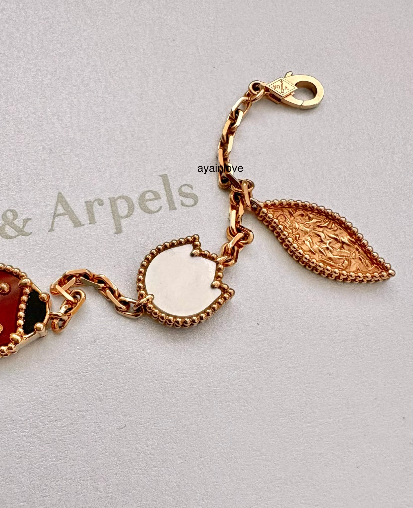 Van Cleef Arpels VCA 5 Motifs Lucky Spring Carnelian, Mother of