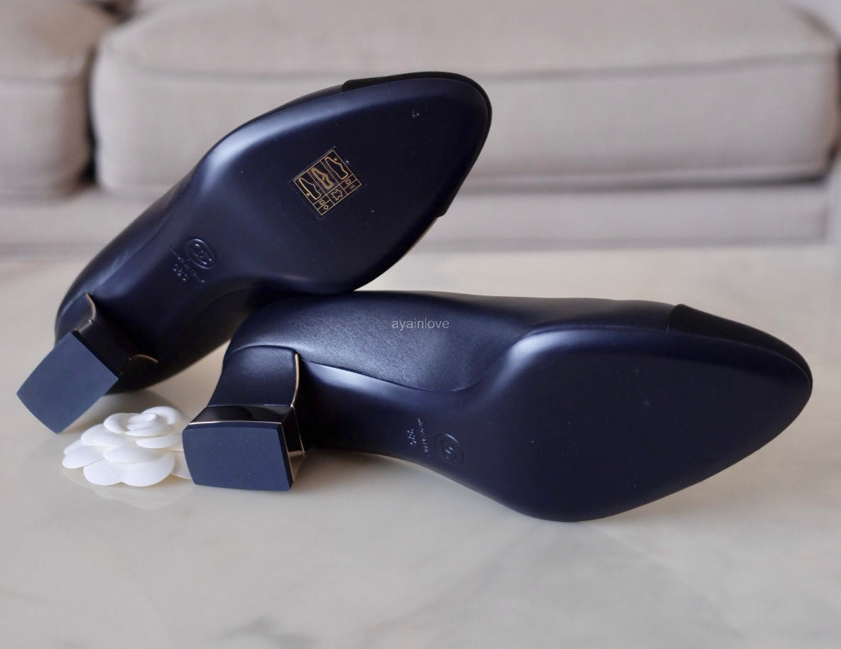 CHANEL 20A Black & Dark Navy Grosgrain Lambskin Pumps CC Heel Shoes Size 38 EU