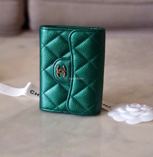 CHANEL 18S Iridescent Emerald Green Caviar XL Snap Card Holder Light Gold Hardware