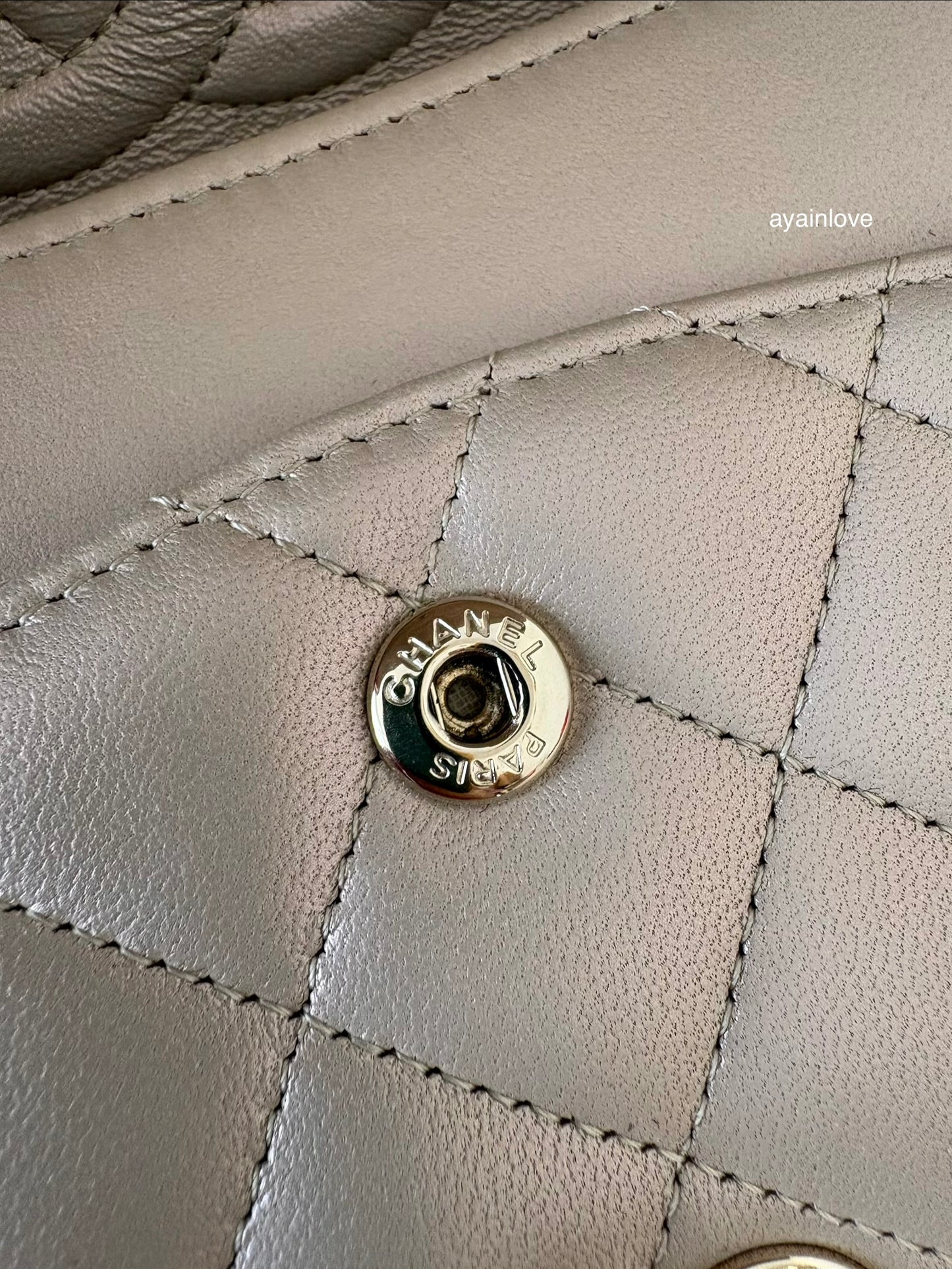 CHANEL 19S Iridescent Beige Lambskin Medium/Large Classic Flap Light Gold Hardware