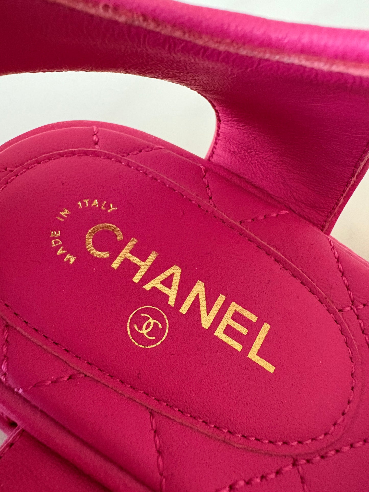 CHANEL 20C Fuchsia Pink Chain Lambskin Sandals CC Gold Hardware Size 41