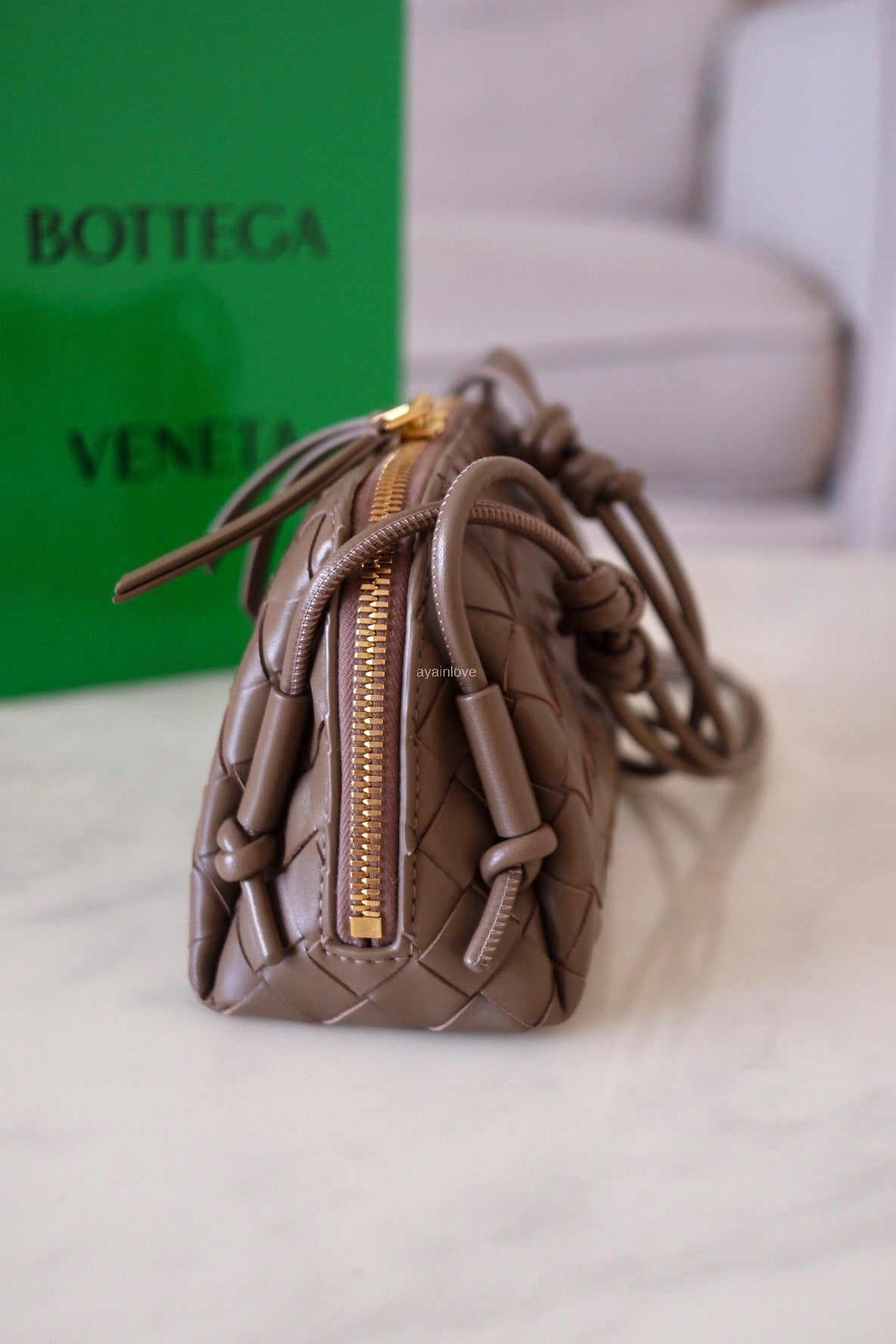 BOTTEGA VENETA ブラウン 編み込みデザイン ポーチ BOTTEGA VENETA BV Concert Pouch Pinecone Bag Gold Hardware