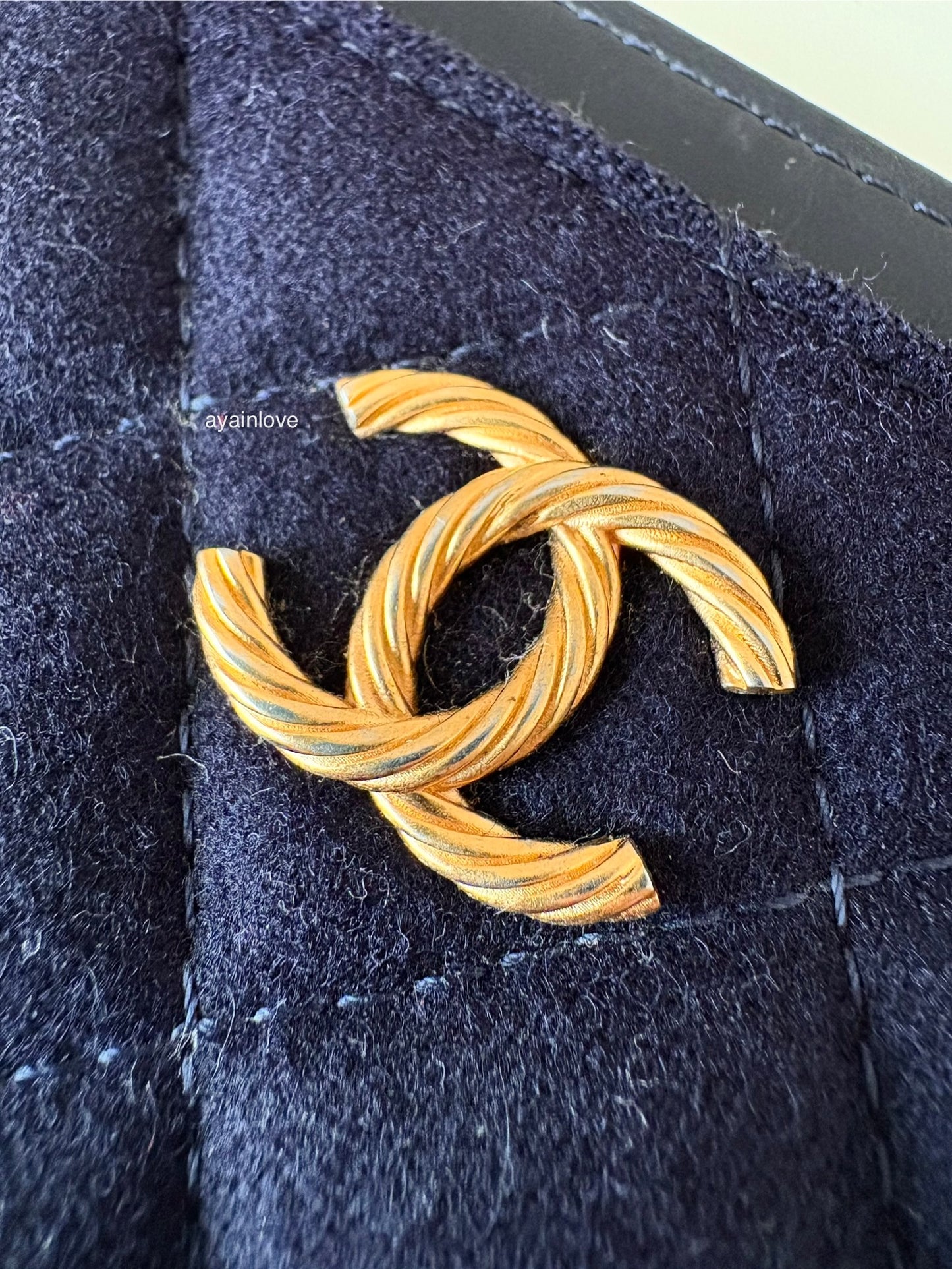 CHANEL 18A Charming Navy Blue/Burgundy Wool/Calfskin Flat Card Holder Oversized CC Gold Hardware