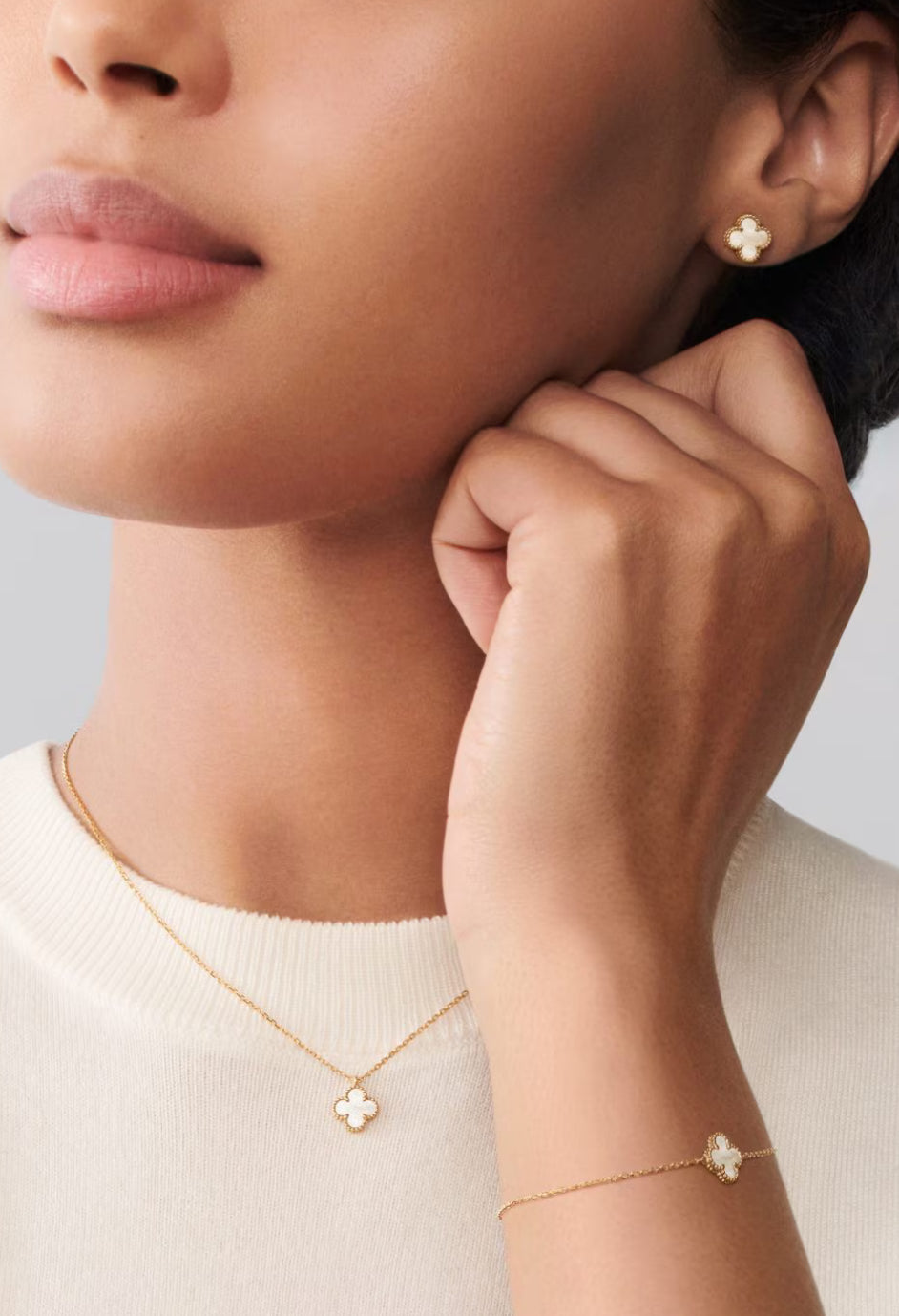 VAN CLEEF ARPELS VCA 18KT Yellow Gold MOP Mother of Pearl Sweet Alhambra Earrings