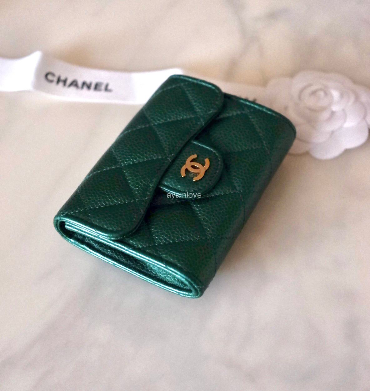 CHANEL 18S Iridescent Emerald Green Caviar XL Snap Card Holder Light Gold Hardware
