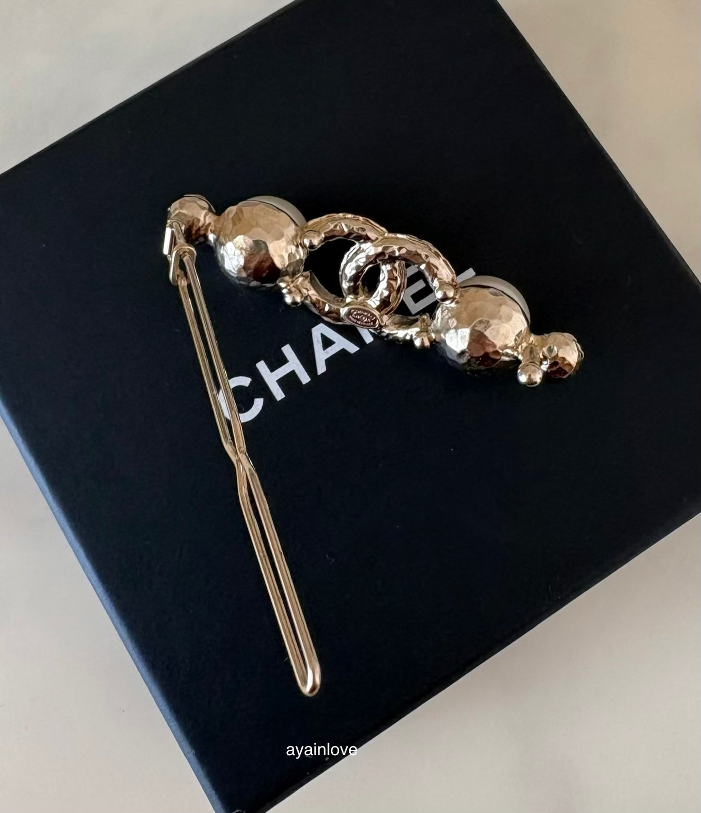 CHANEL 21A Hair Clip Pin Brooch Crystal Pearl CC Light Gold Hardware