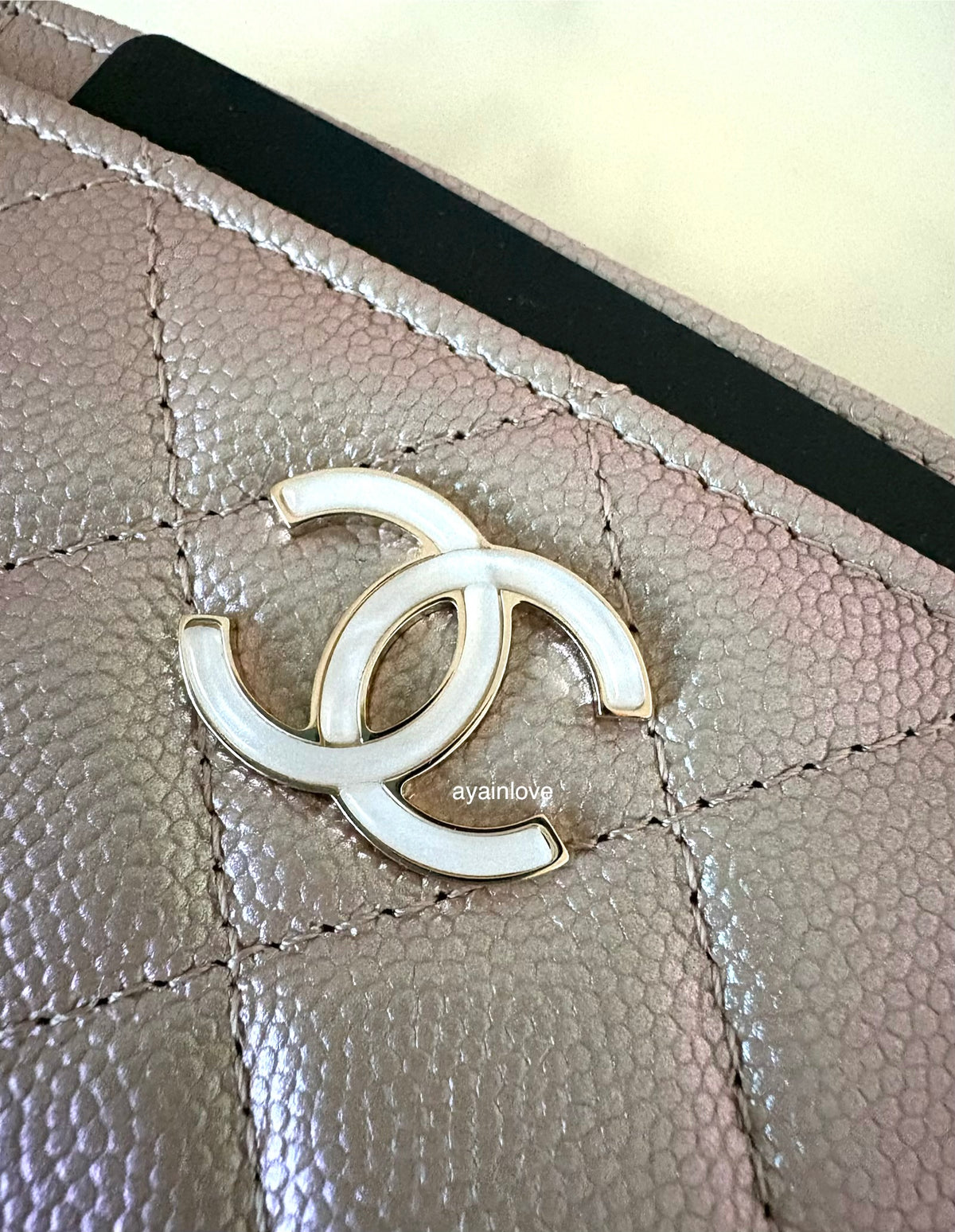 CHANEL 19S Iridescent Beige Oversized Pearly CC Flat Card Holder