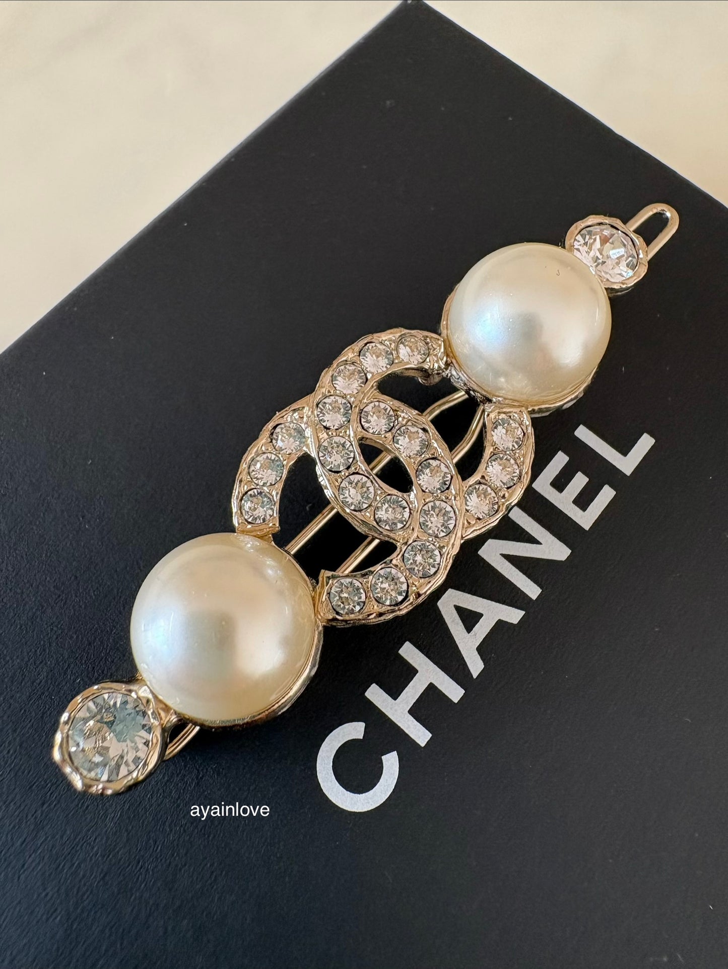 CHANEL 21A Hair Clip Pin Brooch Crystal Pearl CC Light Gold Hardware