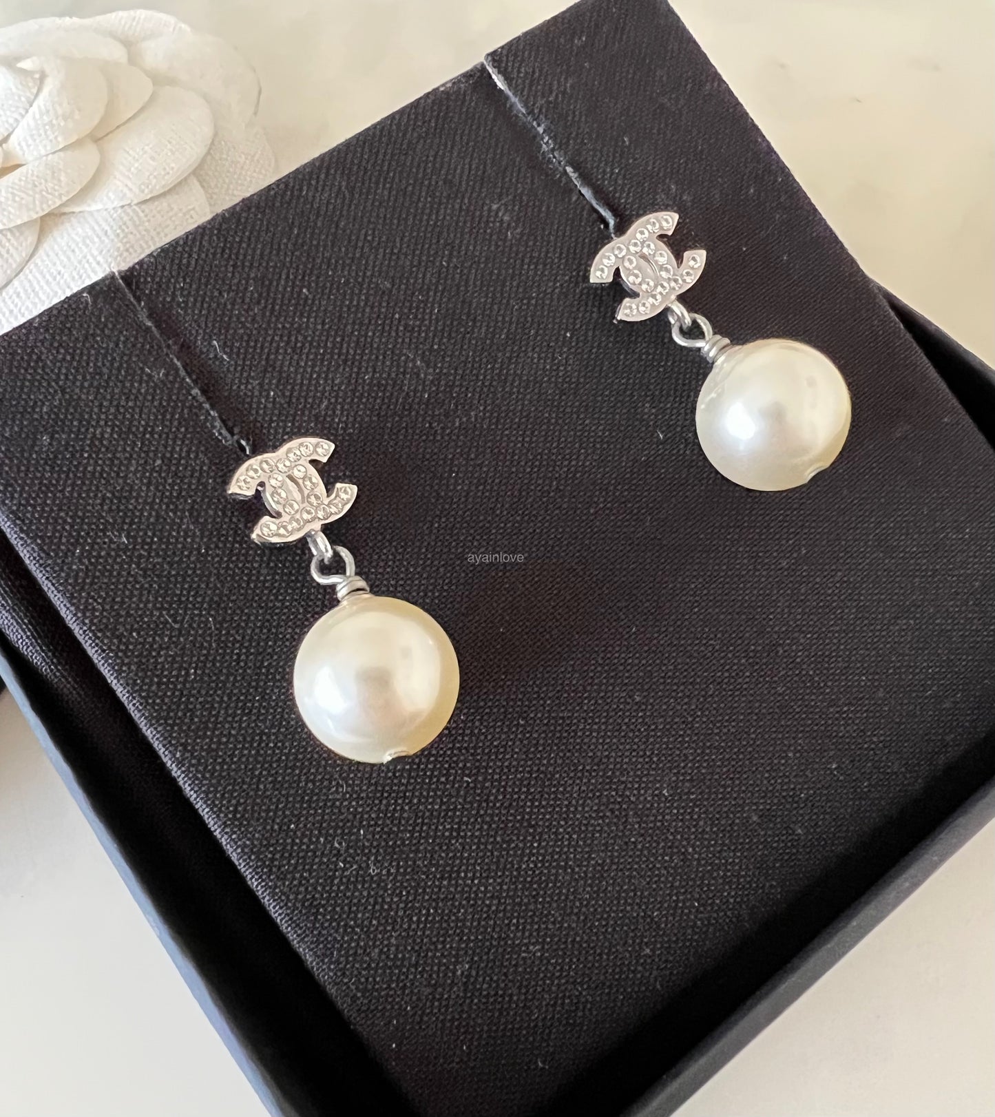 CHANEL Pearl Drop CC Stud Earrings Silver Hardware – AYAINLOVE