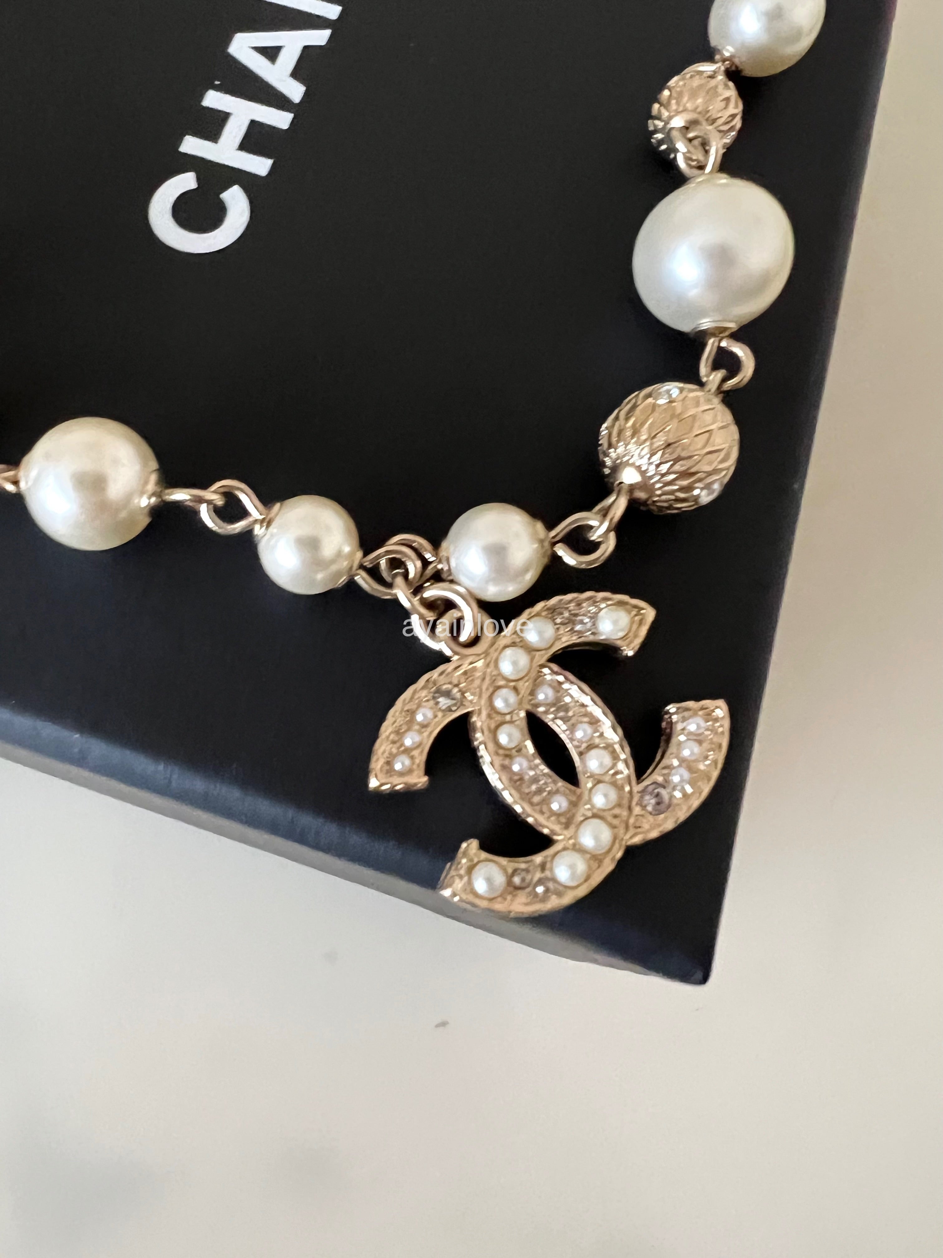 Authentic Chanel Jumbo Pearl/Gold Chain Necklace – Luxe Touch Luxury Resale