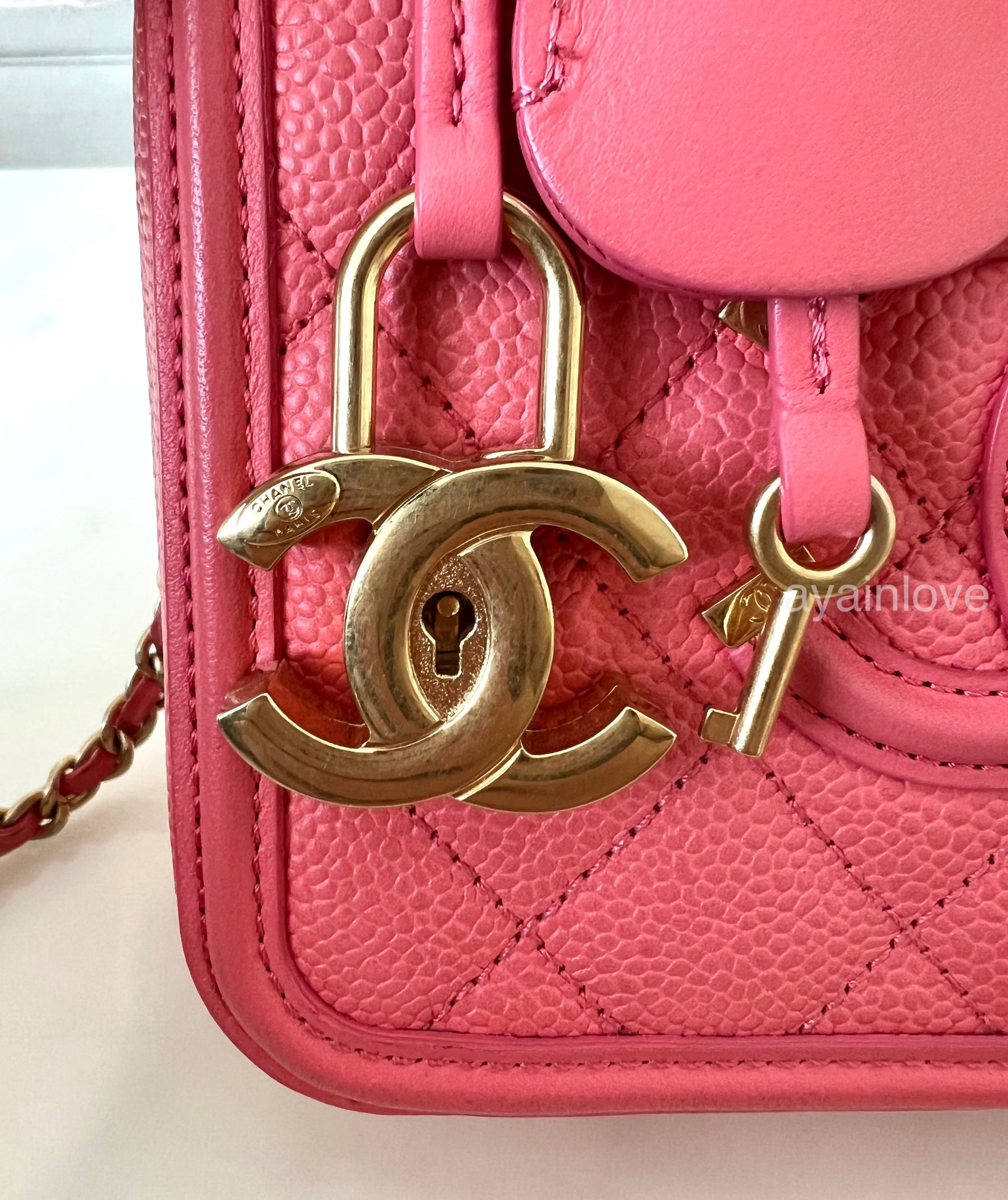 CHANEL Filigree Dark Pink Caviar Small Vanity Case Brushed Gold Hardwa –  AYAINLOVE CURATED LUXURIES