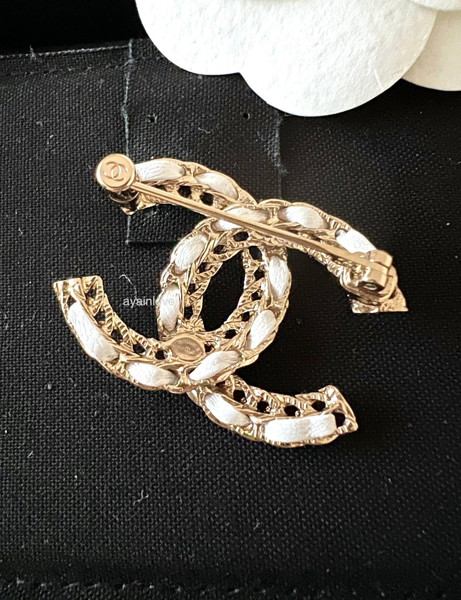 CHANEL 22S White Chain Leather CC Brooch Gold Hardware – AYAINLOVE