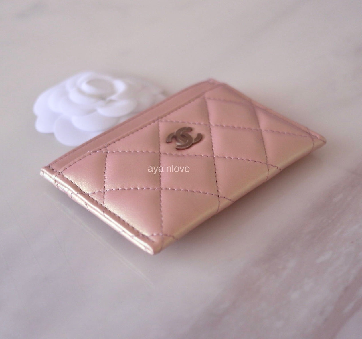 CHANEL 21K Iridescent Pink Calf Skin Flat Card Holder Silver Hardware –  AYAINLOVE CURATED LUXURIES
