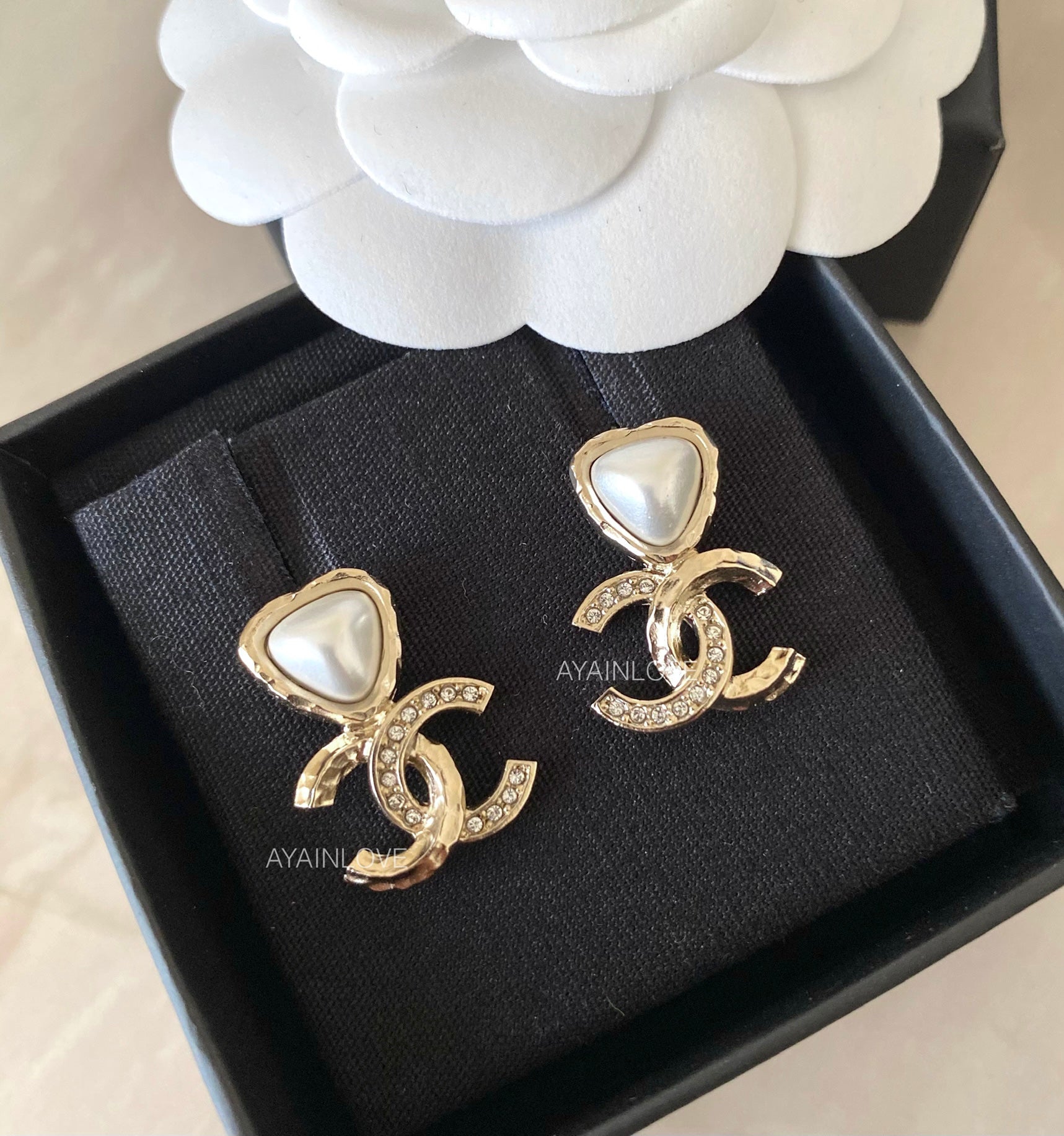 Chanel - CC Pearl Logo Stud Earrings Light Gold