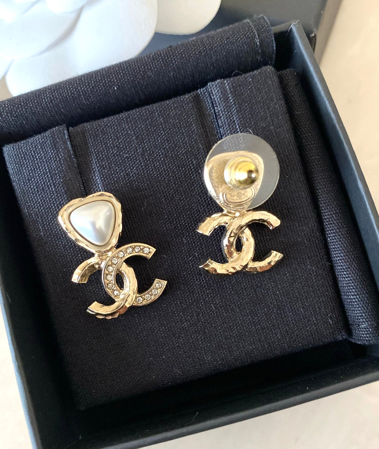 Chanel 21s CC Turnlock Earrings, Luxury, Accessories on Carousell