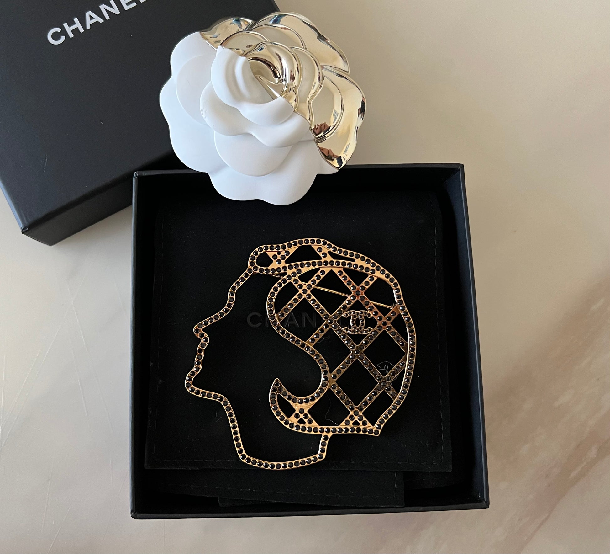 CHANEL 17A Mademoiselle Silhouette Large Strass Brooch Light Gold Hard –  AYAINLOVE CURATED LUXURIES
